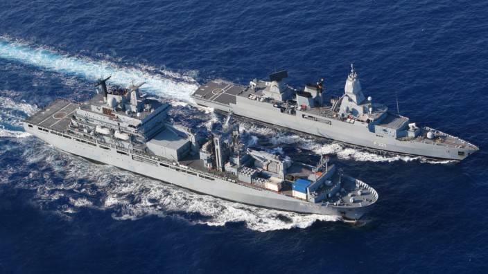 Bundeswehr: Weniger als 30 Prozent der Kriegsschiffe sind bei anspruchsvollen Operationen uneingeschränkt einsatzfähig: Hier der Einsatzgruppenversorger "Berlin" (vorn) und die Fregatte "Hessen" bei einer Übung im Jahr 2008.