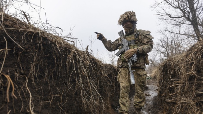 Russlands Truppenaufmarsch: Ein ukrainischer Soldat beim Einsatz an der Frontlinie im Osten des Landes.