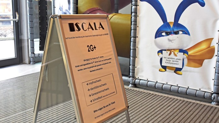 Impfstatus: Im Eingang des Scala-Kinos weist eine Informationstafel auf die Zugangsbedingungen hin.