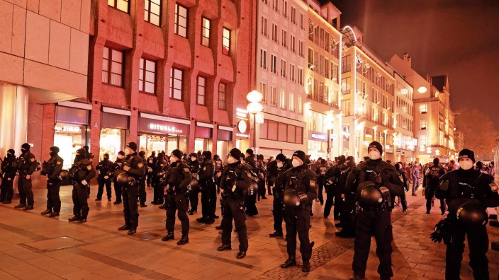 Pandemie: Das Polizeiaufgebot war am Mittwochabend in der Innenstadt riesig - die Zahl der Demonstranten dagegen eher klein.