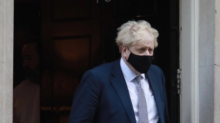 Großbritannien: Der britische Premierminister Boris Johnson beim Verlassen seines Amtssitzes Downing Street Nummer 10. Hier sollen Mitarbeiter des Premiers am Vorabend der Beisetzung von Prinz Philip eine Party gefeiert und dabei die Corona-Regeln missachtet haben. (Archivbild)