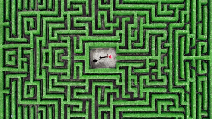 Psychologie: Wie findet das Kind aus dem Labyrinth heraus? Ganz einfach: Rechte Hand an die Wand halten und loslaufen.