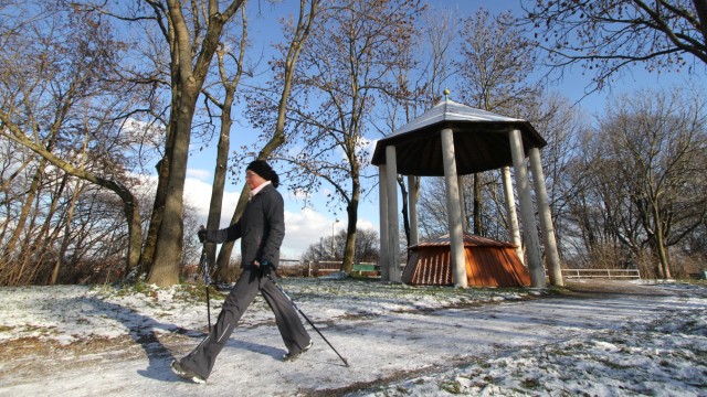 Freizeit in München: Nordic Walking ist Ganzkörperfitness. Mit etwas Schnee und Fantasie kann man sich dabei wie auf einer Langlaufpiste fühlen.