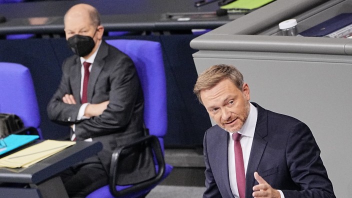 Bundesfinanzen: Der Mann fürs große Geld spricht, der Mann fürs große Ganze hört zu: Bundesfinanzminister Christian Lindner und Bundeskanzler Olaf Scholz am Freitag im Bundestag.