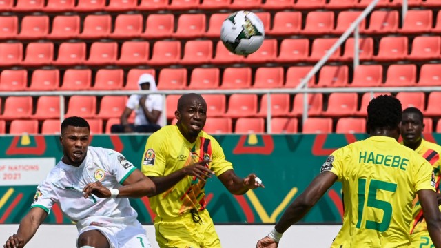 Afrika-Cup: Mit chinesischem Geld erbaut: Die Mannschaften von Senegal (links Keita Balde) und Simbabwe (Gerald Takwara) duellieren sich beim 33. Afrika-Cup im Stade de Kouekong in Bafoussam.