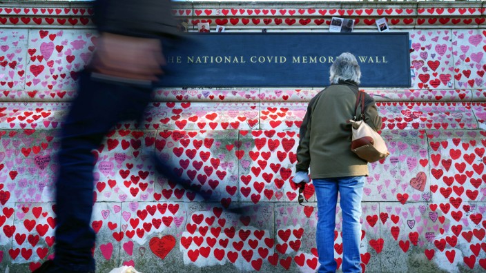 Coronavirus: Zehntausende handgemalte Herzen: Die "Nationale Covid-Erinnerungswand" in Londons Stadtteil Westminister. Freiwillige, von denen selbst viele Angehörige durch die Pandemie verloren haben, frischen die Farbe immer wieder auf.