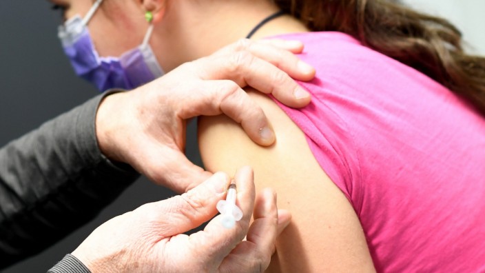 Pandemie: Booster-Impfungen soll es jetzt auch für Kinder und Jugendliche im Alter von 12 bis 17 Jahren geben.