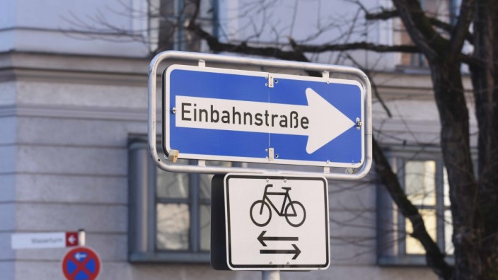 Verkehrsrecht: In Einbahnstraßen wie dieser im bayerischen Dachau gelten strenge Regeln, wie ein aktuelles BGH-Urteil zeigt.