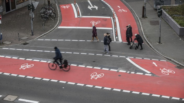 Mobilität: Die Walter-Kolb-Straße in Frankfurt. Viele Deutsche geben an, sie würden mehr Fahrrad fahren, gäbe es mehr gute und sichere Radwege.