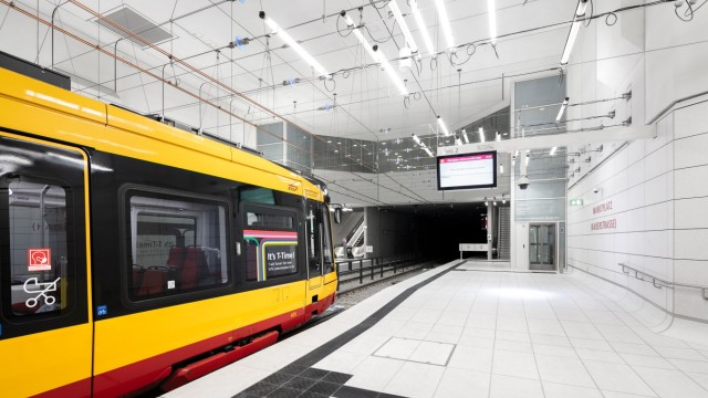 Puchheim/Karlsruhe: Eine Straßenbahn fährt in die neue Haltestelle Marktplatz in Karlsruhe ein.