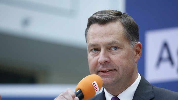 DOSB: Der CSU-Politiker Stephan Mayer war von 2018 bis 2021 Parlamentarischer Staatssekretär im Innenministerium. Nun ist er sportpolitischer Sprecher der CDU/CSU-Fraktion.
