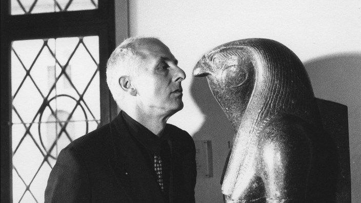 Hommage an Herbert Achternbusch: Zwei schräge Vögel: Herbert Achternbusch Aug' in Aug' mit einer ägyptischen Statue.