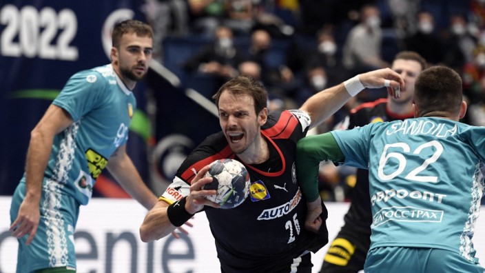 Handball-EM: Durchsetzungsstark: Kai Häfner (Mitte) war der beste Torschütze der deutschen Mannschaft gegen Belarus.