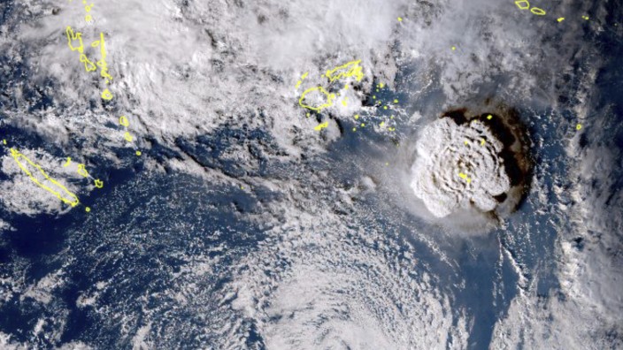 Pazifik: Der Ausbruch des Unterwasservulkans (rechts im Bild), aufgenommen von einem japanischen Satelliten.
