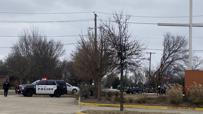 US-Bundesstaat Texas: Die Polizei hat die Gegend um die Synagoge nach eigenen Angaben evakuiert und ist mit einer Spezialeinheit im Einsatz.