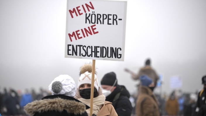 Demo in München: Gegner einer möglichen Impfpflicht protestieren am Samstagnachmittag auf der nebligen Theresienwiese.