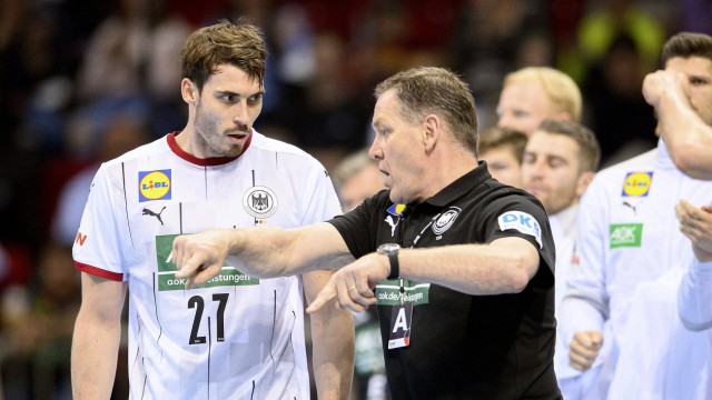 Corona bei der Handball-EM: So wird's gemacht: Hendrik Wagner (links), der hier beim Testspiel gegen Portugal von Bundestrainer Alfred Gislason instruiert wird, ist bereits bei der Mannschaft in Bratislava.