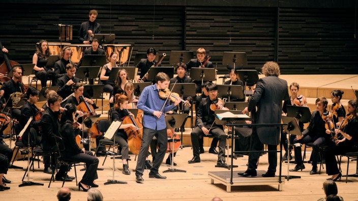 Kritik: Der Geiger Louis Vandory liefert sich beim Hochschul-Festkonzert einen virtuosen Wettstreit mit dem Orchester.