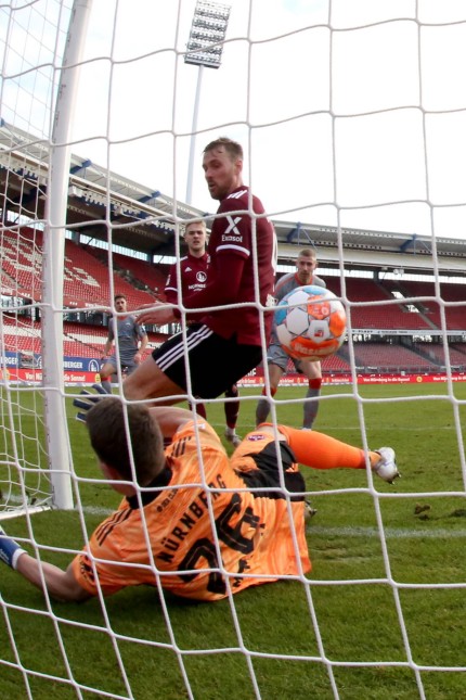 1. FC Nürnberg: Schon wieder drin: Paderborns Felix Platte (hinten) hat zum 0:2 getroffen, der Nürnberger Asger Sörensen kann dem Ball nur hinterherschauen.