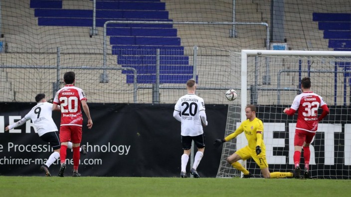 Würzburger Kickers: Ab unter die Querlatte: Kasim Rabihic (links) erzielt das Tor zum 1:0.