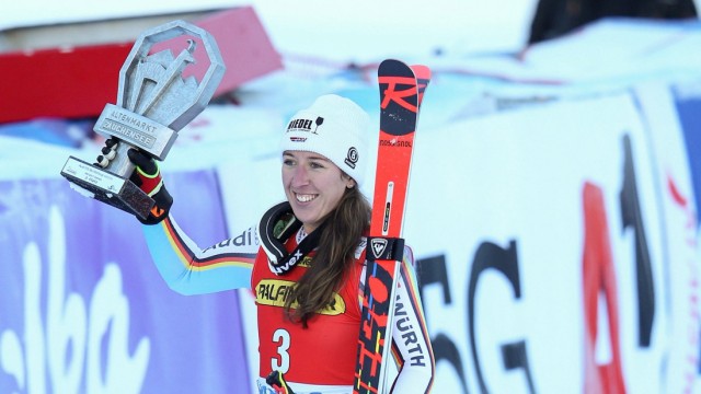 Ski alpin: Alles im Griff: Die 25-Jährige präsentiert die Trophäe für den zweiten Platz - besser war Weidle im Weltcup noch nie.