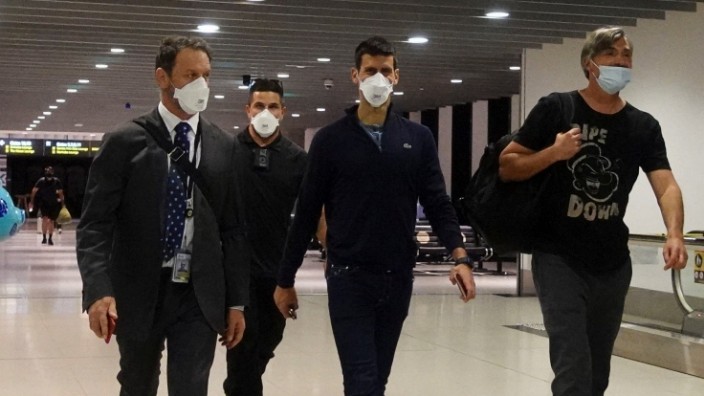 Der Fall Novak Djokovic: Abreise am Flughafen von Melbourne: Novak Djokovic (2. v. r) muss das Land verlassen, bevor die ersten Bälle des Turniers geschlagen wurden.