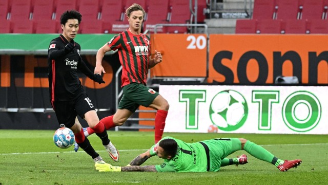 Fußball-Bundesliga: Eine Chance nutzt die Eintracht: Daichi Kamada (links) trifft gegen den FC Augsburg.
