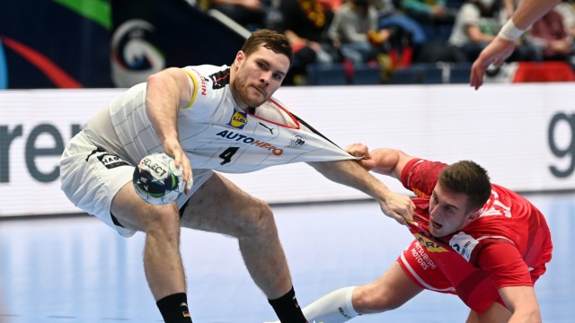 Deutschland bei der Handball-EM: Die Österreicher versuchen es mit allen Mitteln, hier greift Nikola Bilyk (rechts) beherzt ins Trikot von Johannes Golla.