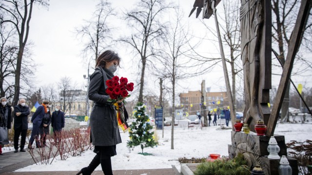 Besuch in Kiew: Am Denkmal für die "Himmlische" Hundertschaft" legt Außenministerin Annalena Baerbock Blumen nieder.