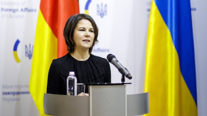 Annalena Baerbock, Bundesaussenministerin, gibt eine gemeinsame Pressekonferenz mit Dmytro Kuleba, Minister fuer Auswae