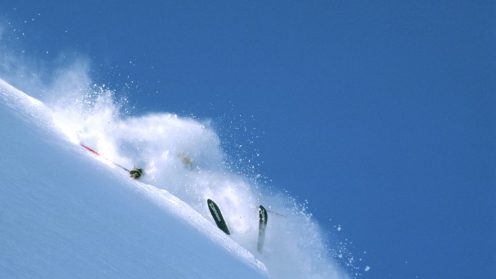Policen: Wer sich beim Skifahren in den Bergen das Bein bricht, kann nicht immer auf seinen Auslandskrankenschutz vertrauen.