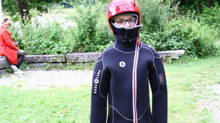 Crowdfunding: Dem Nachwuchs bei der Münchner Wasserwacht fehlen passende Neoprenanzüge für Übungen im kalten Wasser.