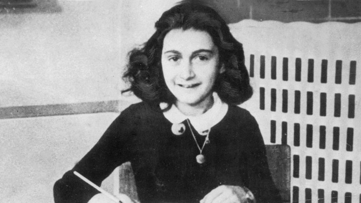 Anne Frank: Anne Frank schreibt. (undatierte Aufnahme)