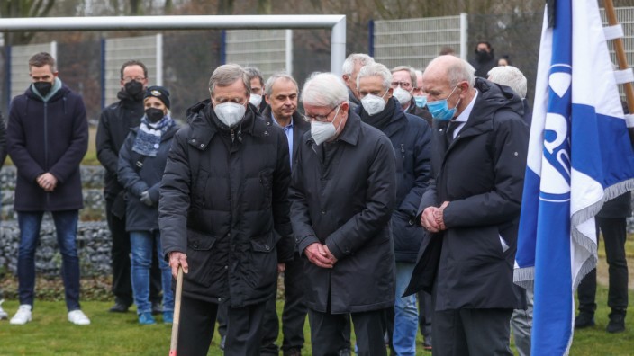Erneutes Begräbnis von Libuda: Dortmunder Gäste bei der zweiten Beisetzung des Schalker Helden Stan Libuda: BVB-Präsident Reinhard Rauball (Mitte), flankiert von den Ex-Spielern Sigi Held (links) und Wolfgang Paul.