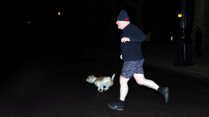 Großbritannien: Noch nicht auf der Flucht, nur beim Joggen mit Hund Dilyn im Londoner St. James's Park: der britische Premierminister Boris Johnson.