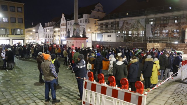 Kundgebung am Marienplatz: Impfbefürworter und Sapziergänger wurden mit Absperrungen getrennt.