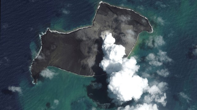Vulkan in Tonga: Eine Satellitenaufnahme des Vulkans Hunga Tonga-Hunga Haʻapai kurz vor der Eruption.