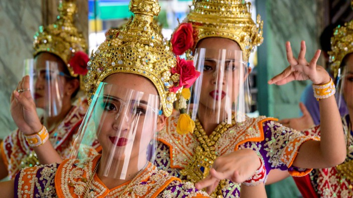 Urlaub in Thailand: In Thailand sind die Vorschriften streng. Auch diese Tänzerinnen müssen Schutzmasken tragen.
