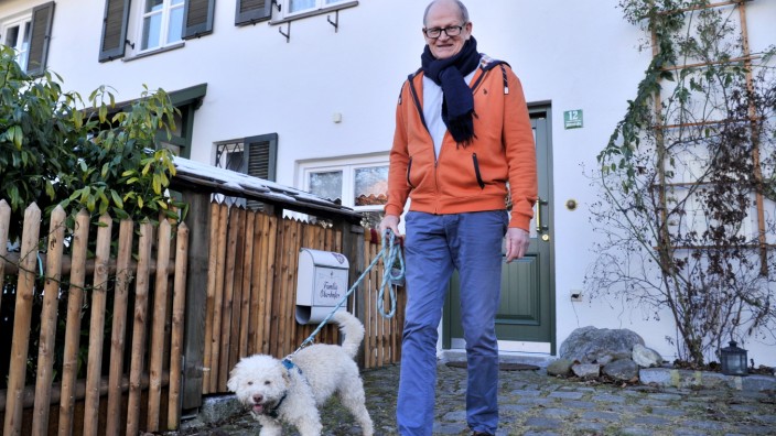 Andechs: VR Bank Mitarbeiter Johann Oberhofer in Rente kann nun seinen neuen Hobbys wie mit dem Wasserhund Dobby spazieren gehen oder Sport machen nachgehen. Foto: Nila Thiel