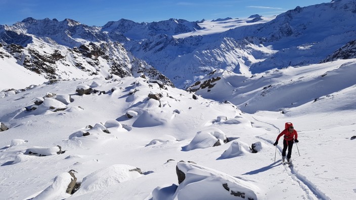 Tirol: Skitourenmöglichkeiten gibt es im Kaunertal reichlich. Das Gletscherskigebiet, das sich unterhalb des flach daliegenden Gepatschferners (im Hintergrund) befindet, nimmt gerade mal ein Prozent der Gemeindefläche ein.