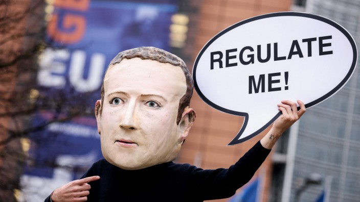 Internet: Mehr Regulierung? Demonstrant mit Maske des Facebook-Chefs Mark Zuckerberg in Brüssel demonstriert in Brüssel.
