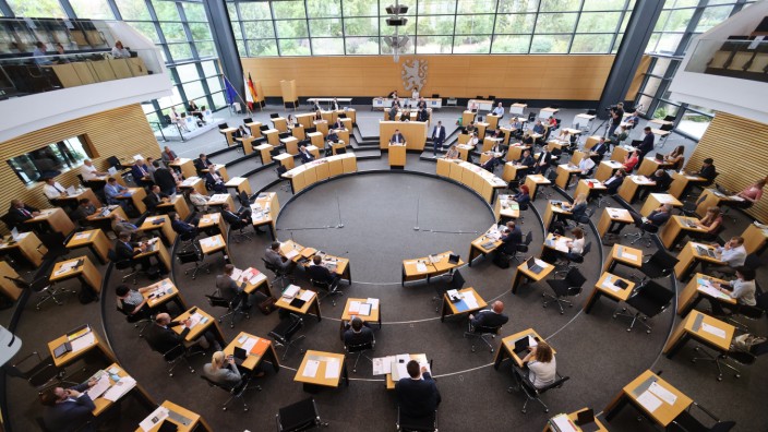 Parität in Parlamenten: Disparität im Parlament: 61 Männer und nur 29 Frauen sitzen im Thüringer Landtag in Erfurt.