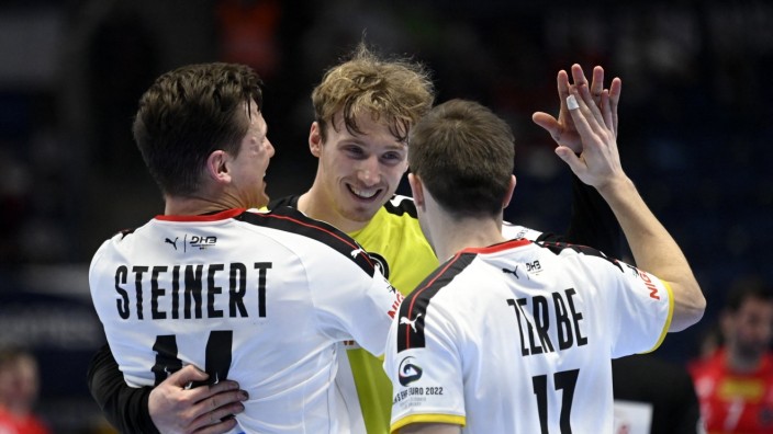 Handball-EM: Nach den Corona bedingten Ausfällen von Andreas Wolff und Till Klimpke (Mitte) ist nun der 39-jährige Johannes Bitter der einzige einsatzfähige Torhüter des deutschen Teams bei der Handball-EM.