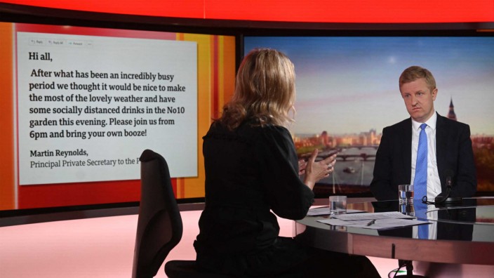 Großbritannien: Oliver Dowden, Parteichef der britischen Konservativen Partei, mit der Journalistin Sophie Raworth voriges Wochenende in der BBC-Show "Sunday Morning". Die BBC ist, gelinde gesagt, nicht der Lieblingssender der Tories.