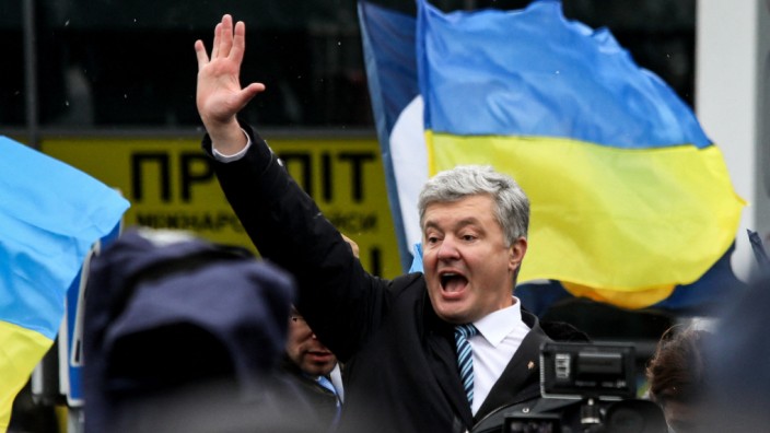 Ukraine: Der frühere Präsident der Ukraine, Petro Poroschenko, spricht am Montag nach seiner Rückkehr nach Kiew zu seinen Anhängern.
