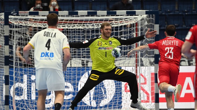Deutschland bei der Handball-EM: Plötzlich wieder wichtig: Johannes Bitter (Mitte) pariert gegen Polen, obwohl er eigentlich längst seinen Rückzug aus dem Nationalteam erklärt hatte.