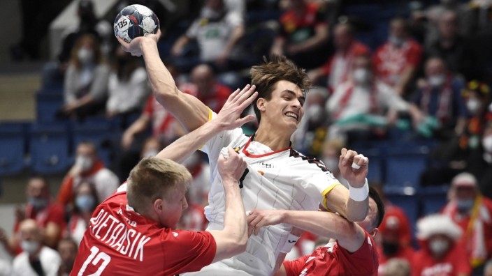 Deutschland bei der Handball-EM: Plötzlich Leistungsträger und Torschütze: Julian Köster, der jüngste Spieler im deutschen Kader, zeigte gegen Polen eine starke Partie.