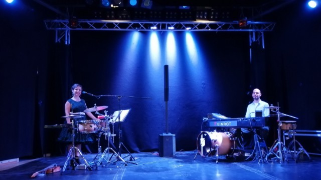 Bandporträt: "Feinrot" live muss ein Erlebnis sein, schon allein wegen des aufgeteilten, aber zusammen groovenden Drumsets.