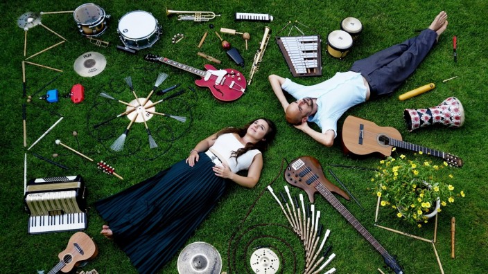 Bandporträt: Unmengen an Instrumenten beherbergt die "Freie Musikwerkstatt" von Pauline Weindorf und Daniel Fritz. Manchmal bringt das Grafinger Duo sie aber auch in den Garten.