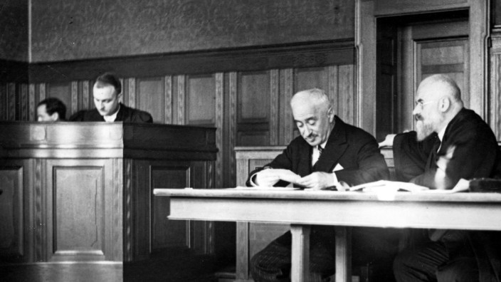 Theodor Wolff: "Die Schwimmerin": Theodor Wolff 1931 als Chefredakteur des "Berliner Tageblatts" vor Gericht in einem Prozess, den Karl Kraus gegen ihn angestrengt hatte.